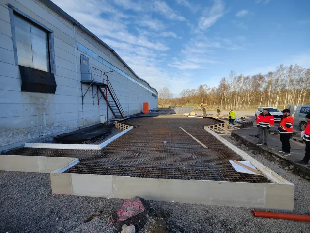 Platsbesök vid trästomme och byggarbetsplats under uppförande