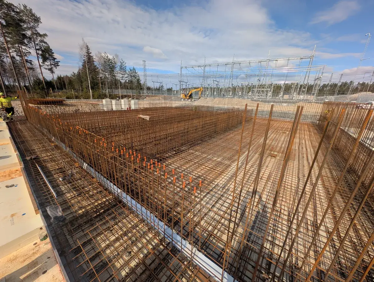 Armering och träform vid ett platsbesök under byggtiden