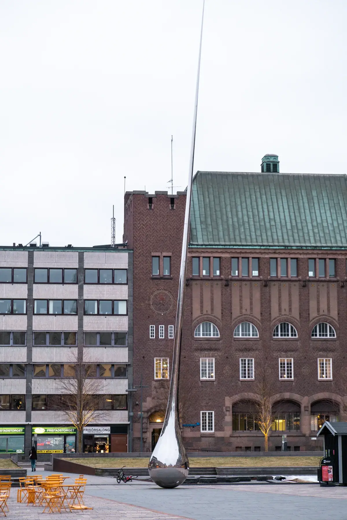 Tegelbyggnad och stadsmiljö vid Eskilstunaån nära huvudkontoret på Nygatan 33 A